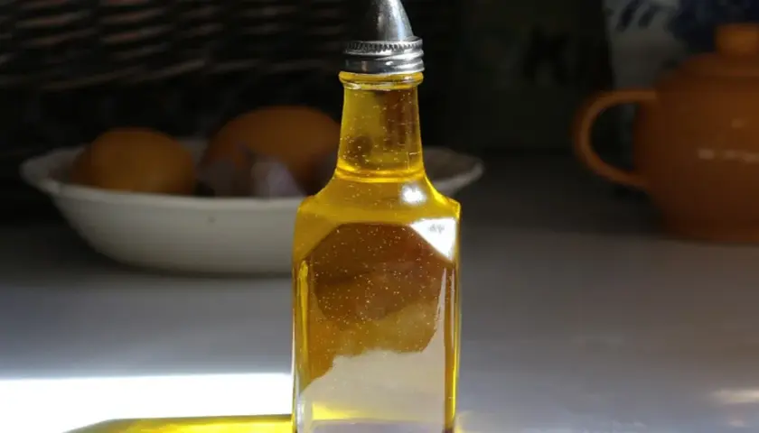 Botella de aceite de orégano. Precaución con los peligros del aceite de orégano, su uso excesivo puede ser perjudicial.