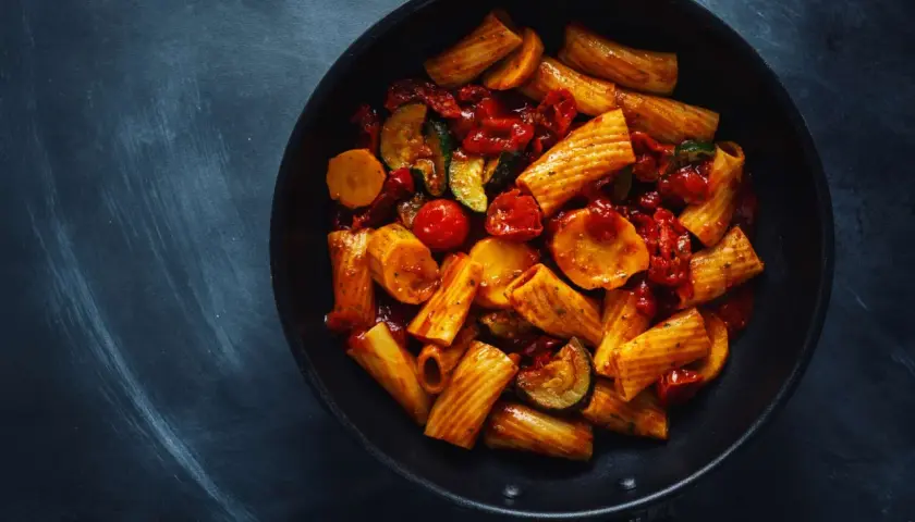 Rigatoni con calabacín, tomates secos y patatas. Un plato ideal para una dieta para engordar, lleno de sabor y energía.