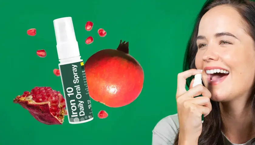 Mujer sonriente usa spray bucal de hierro con sabor a granada. ¡Adiós a las pastillas de hierro!