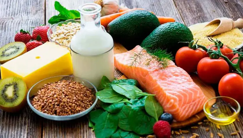 Salmón, aguacates, bayas, lácteos y granos son clave en tu dieta para ganar masa muscular.