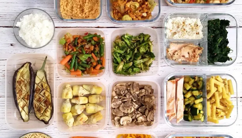 Comida preparada en recipientes para batch cooking: arroz, pollo, verduras, pasta y más.