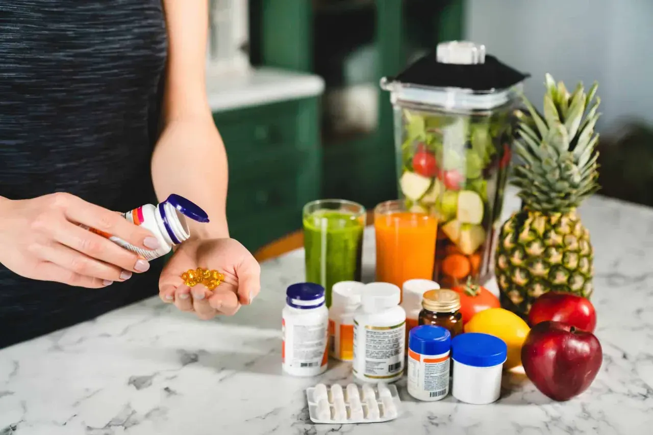 Persona optimiza su salud con biohacking suplementos y batidos de frutas.
