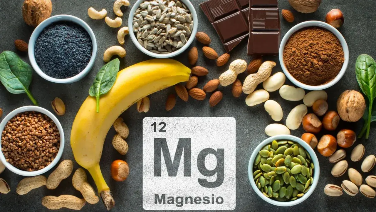 Plátano, espinacas, semillas de calabaza, almendras, cacahuetes, chocolate y más, todos son alimentos con magnesio.