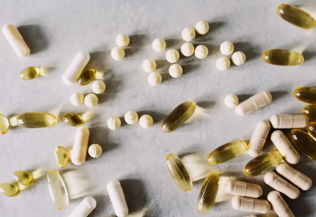 Pastillas y cápsulas de suplementos, algunas amarillas translúcidas, otras blancas y beige. Se investiga para qué sirve la berberina.