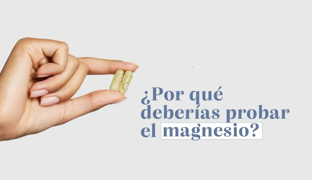 ¿Por qué deberías probar el magnesio? Una mano sostiene dos cápsulas, sugiriendo cuándo tomar magnesio para mejorar tu bienestar.