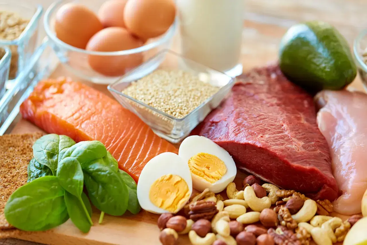 Salmón, carne roja, pollo, huevos, espinacas, frutos secos y quinoa, alimentos ricos en creatina para potenciar tu energía.