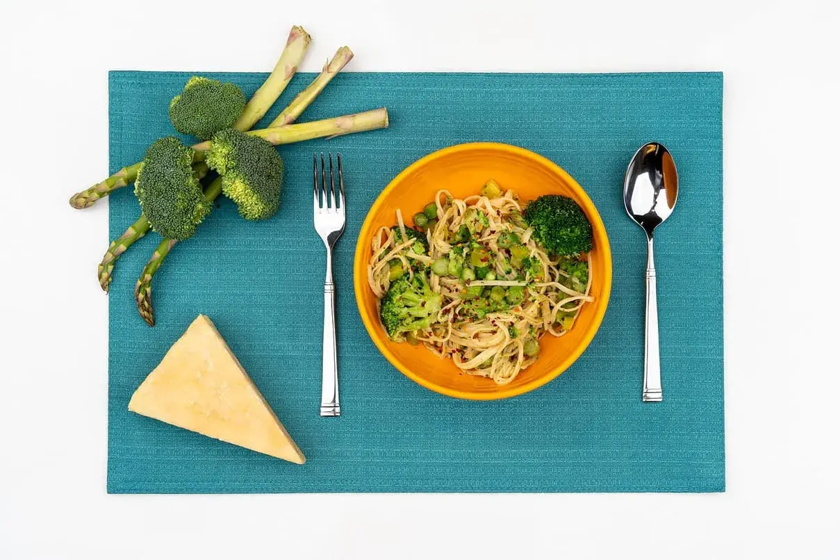 Pasta con brócoli y espárragos, ideal para tus recetas fitness. Un plato ligero y nutritivo con queso parmesano.