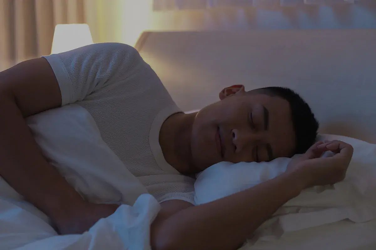 Hombre durmiendo plácidamente. El magnesio para dormir ayuda a lograr un descanso profundo y reparador.