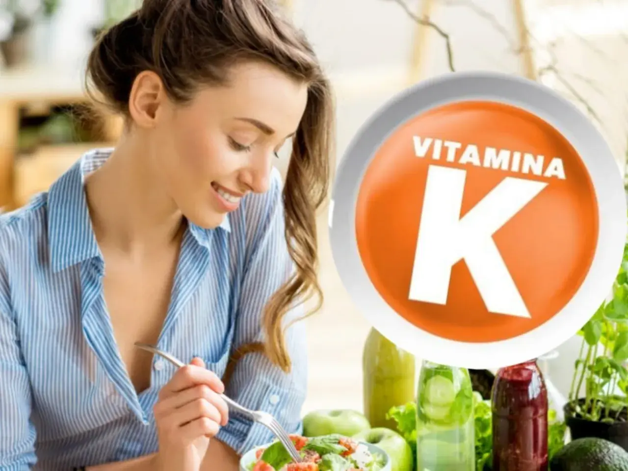 Mujer sonriente comiendo ensalada. El círculo naranja con "VITAMINA K" resalta sus beneficios para la salud.