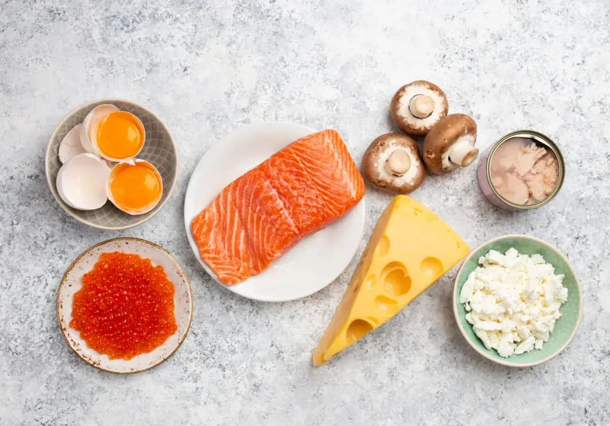 Salmón, huevos, queso, champiñones y caviar, fuentes de vitamina D3 y K2 para que sirve.