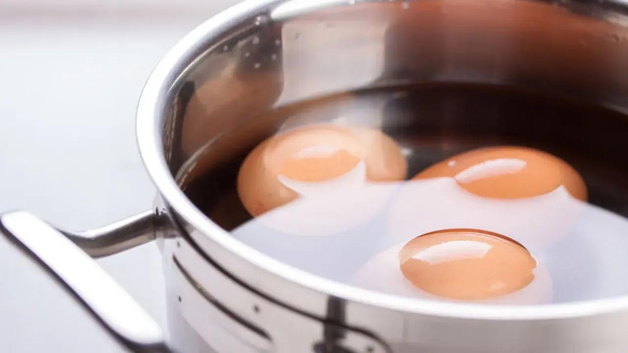 Huevos cocinándose en una olla. ¿Cuánto dura un huevo desde que lo pone la gallina? Depende de cómo lo cocines.
