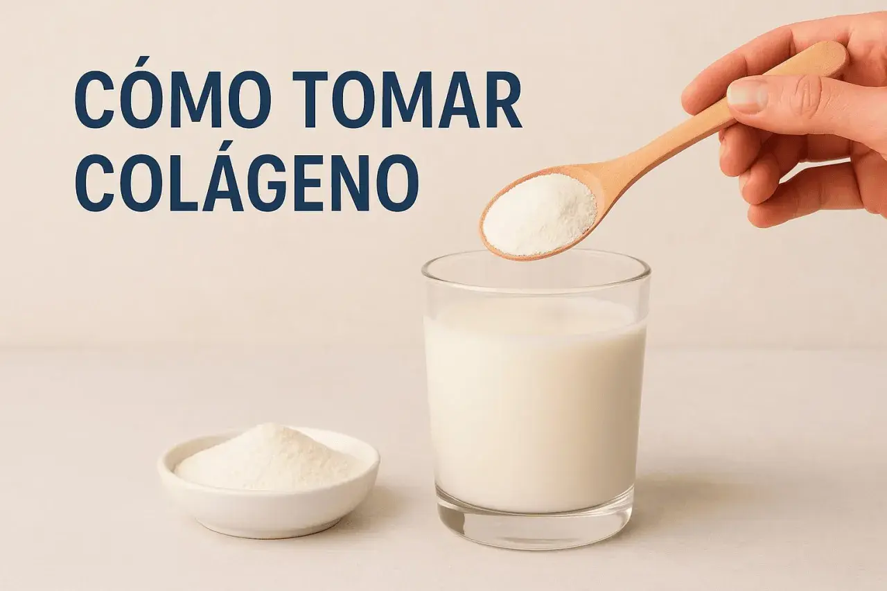 Una mano vierte colágeno en polvo en un vaso de leche. Descubre cuándo es mejor tomar el colágeno para maximizar sus beneficios.