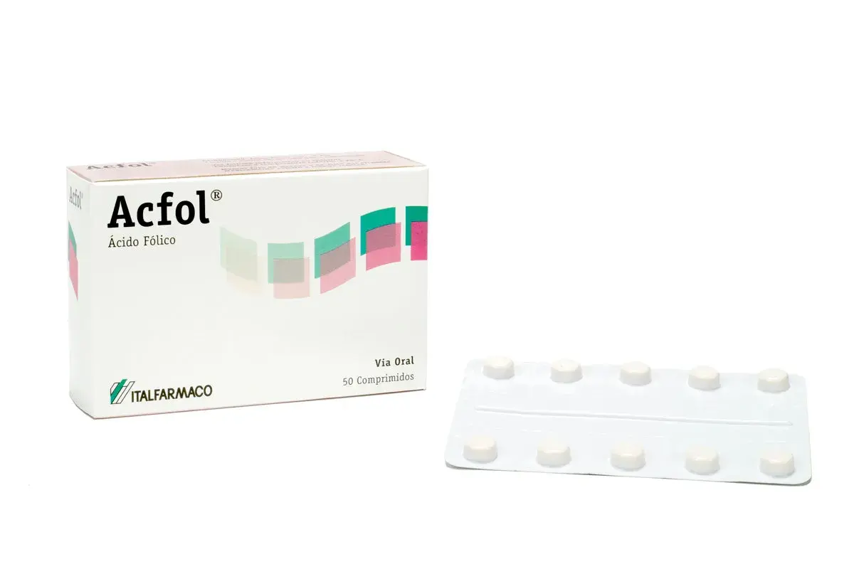 Acfol, ácido fólico, es un suplemento para la salud. La caja muestra el nombre y el contenido, junto a un blíster con comprimidos.