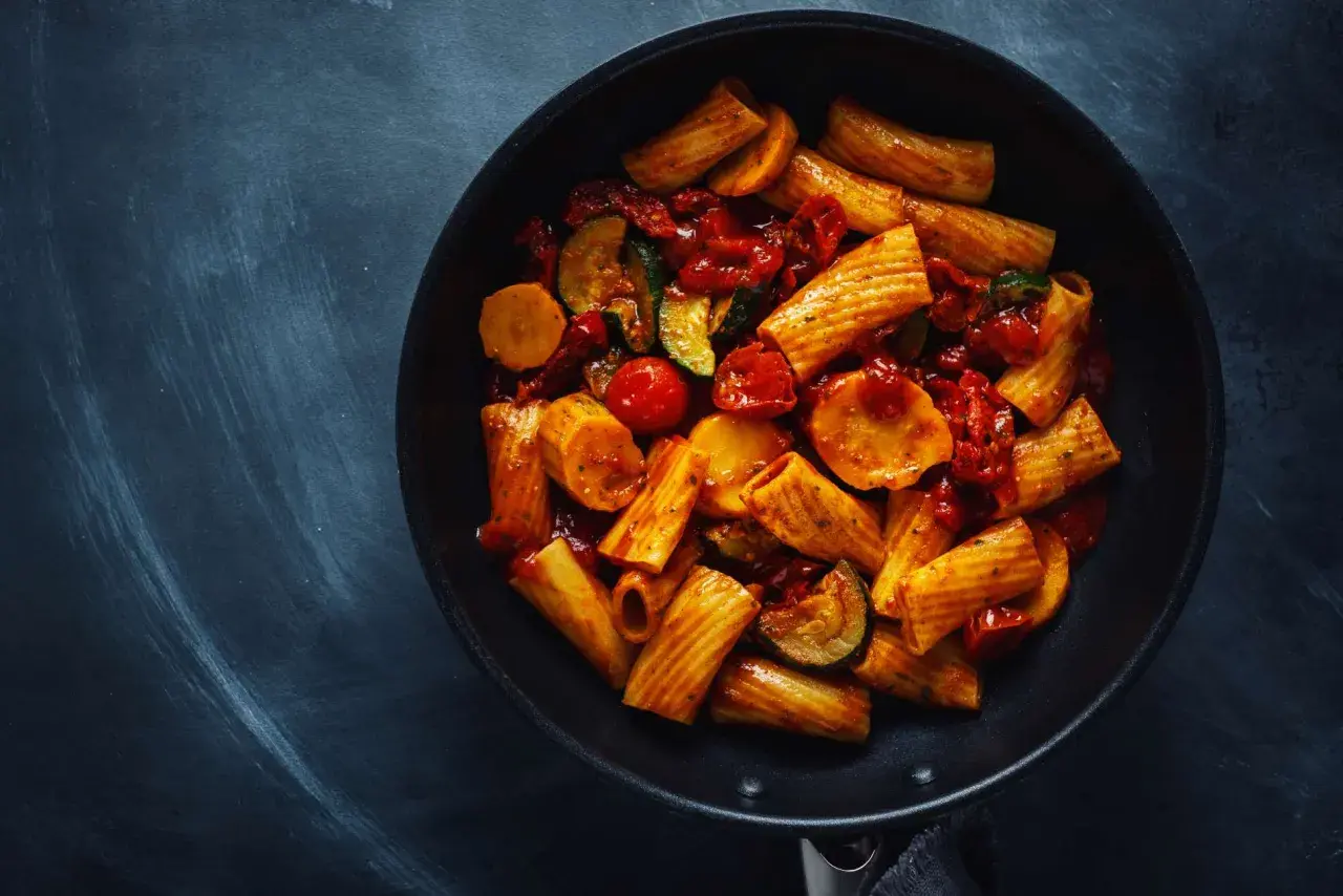 Rigatoni con calabacín, tomates secos y patatas. Un plato ideal para una dieta para engordar, lleno de sabor y energía.