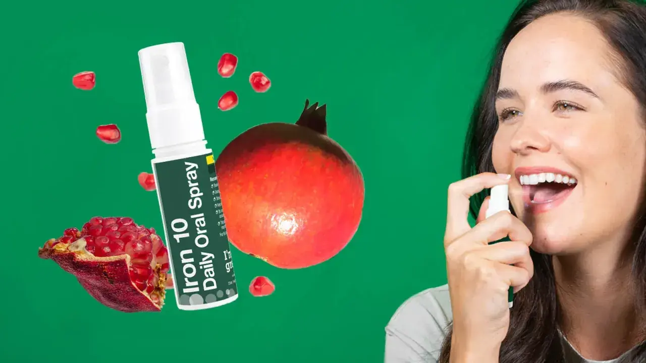 Mujer sonriente usa spray bucal de hierro con sabor a granada. ¡Adiós a las pastillas de hierro!