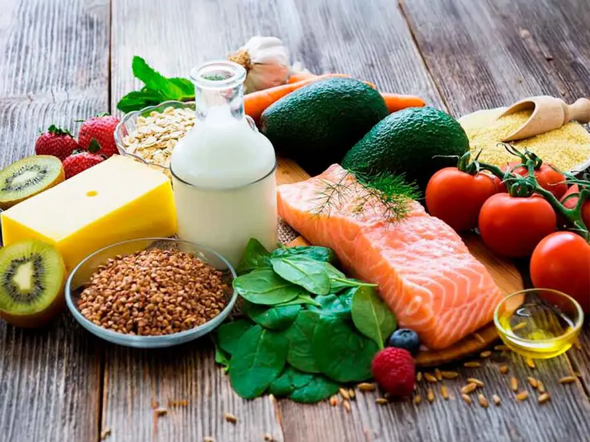 Salmón, aguacates, bayas, lácteos y granos son clave en tu dieta para ganar masa muscular.