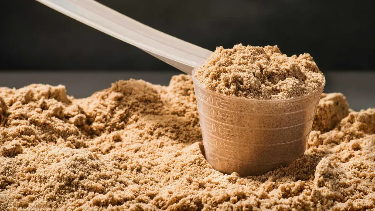 Un scoop de proteina listo para tu batido post-entreno. Polvo fino y listo para mezclar.
