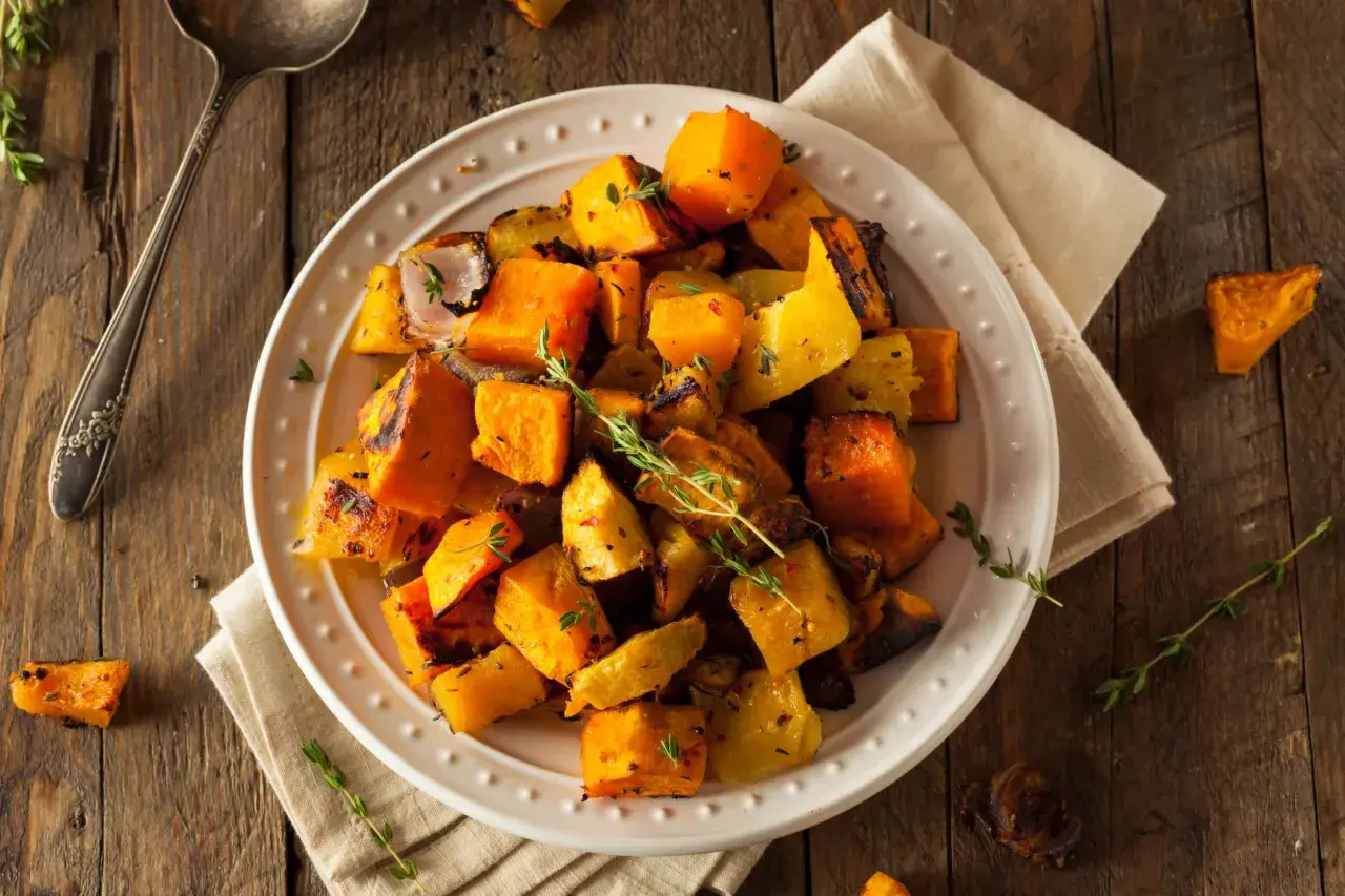 Calabaza asada con hierbas, ideal para una dieta baja en histamina. Un plato saludable y delicioso.