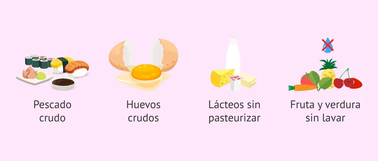 Evita pescado crudo, huevos crudos, lácteos sin pasteurizar y fruta/verdura sin lavar. Una dieta para embarazadas segura es clave.