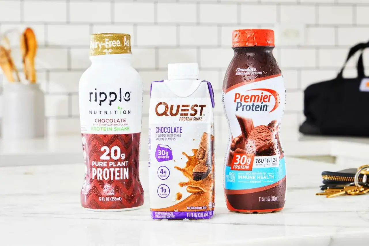 Tres batidos de prote&iacute;nas de chocolate: Ripple, Quest y Premier Protein, listos para tu entrenamiento.