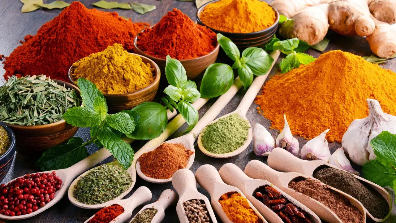 Especias y hierbas frescas, como c&uacute;rcuma y jengibre, que son fuentes de corticoides naturales.