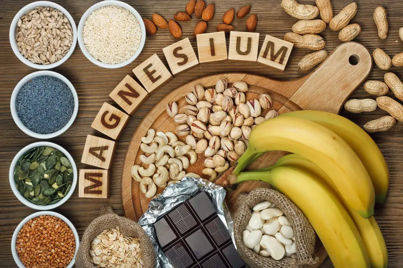 Alimentos ricos en magnesio para el estr&eacute;s: pl&aacute;tanos, frutos secos, semillas, chocolate negro y legumbres.