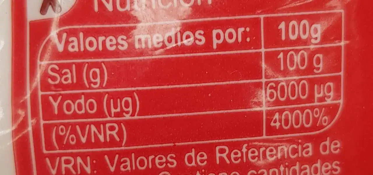 Tabla nutricional: sal (g) 100g, yodo (µg) 6000µg. Indica si es sal yodada o normal.