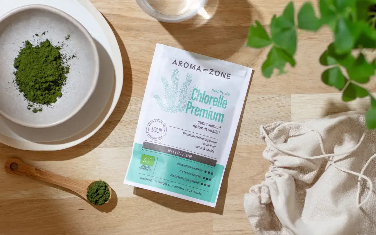 Polvo verde de chlorella en un paquete de Aroma-Zone, ideal para desintoxicar y dar vitalidad.
