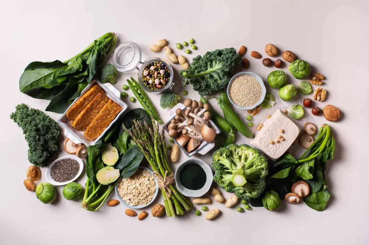 Verduras, legumbres, frutos secos y tofu, ingredientes clave para una dieta deficit calorico equilibrada y nutritiva.