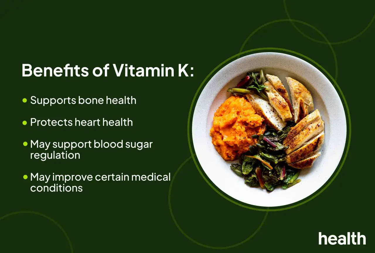La vitamina K sirve para la salud ósea y cardíaca, además de ayudar a regular el azúcar en sangre. Plato de pollo con puré de calabaza y verduras.