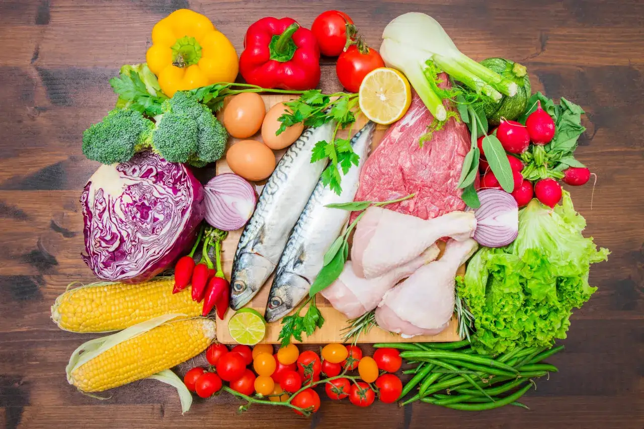 Variedad de alimentos frescos: carne, pescado, pollo, huevos, verduras y frutas. Una dieta equilibrada ayuda a saber cuanto zinc tomar al d&iacute;a.
