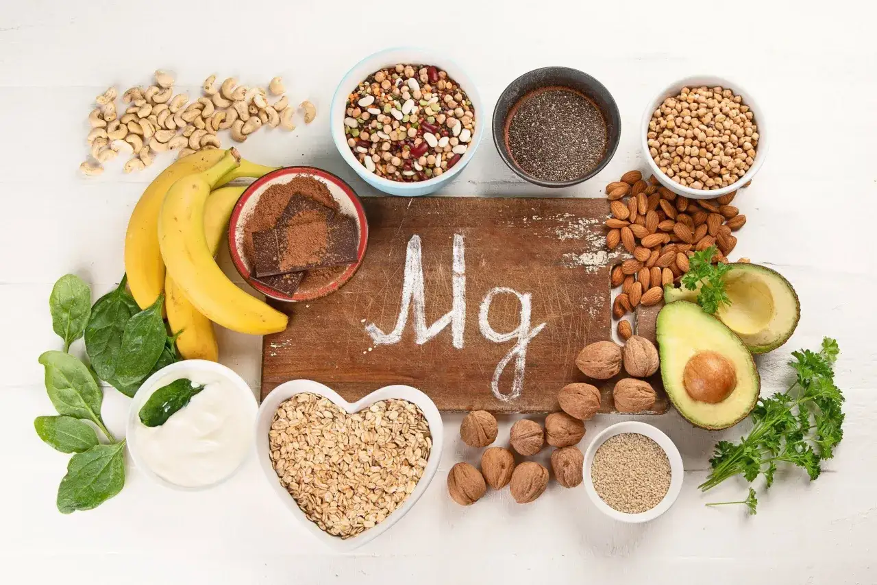 Alimentos ricos en magnesio: pl&aacute;tanos, espinacas, frutos secos, semillas, aguacate, chocolate. Es bueno tomar magnesio todos los d&iacute;as.