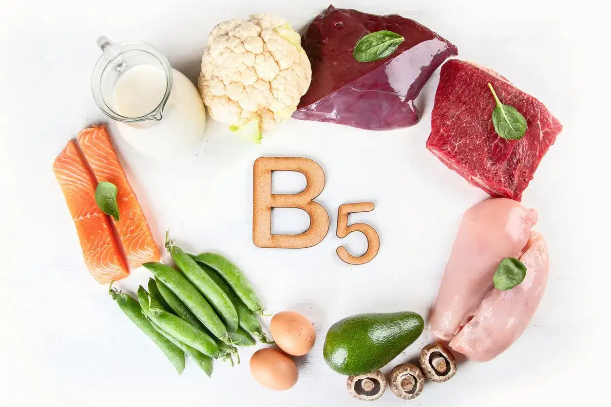 Alimentos ricos en vitamina B5 para que sirve: salm&oacute;n, h&iacute;gado, carne, pollo, guisantes, huevos, aguacate, champi&ntilde;ones y leche.