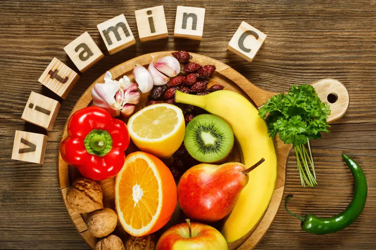 Frutas, verduras y frutos secos que muestran para qu&eacute; sirve el &aacute;cido asc&oacute;rbico: naranja, lim&oacute;n, kiwi, pimiento, manzana, pera, pl&aacute;tano, ajo, perejil, nueces y guindilla.