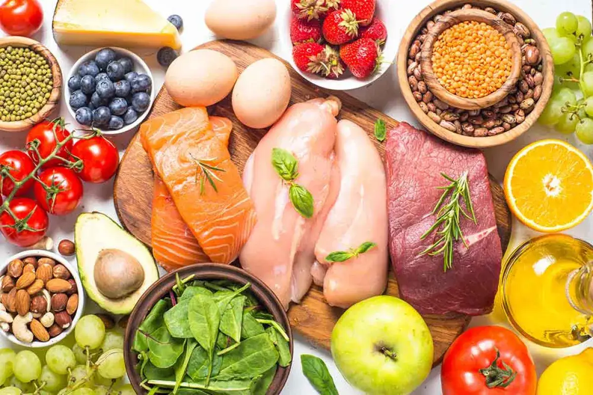 Variedad de alimentos: salm&oacute;n, pollo, carne, huevos, aguacate, frutos secos, bayas, fresas, naranjas, uvas, tomates, espinacas, lentejas y aceite. Fuentes de &aacute;cidos grasos saturados e insaturados.