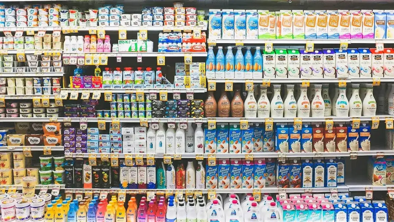 Estanter&iacute;as llenas de leche de almendras, coco y otras bebidas vegetales.