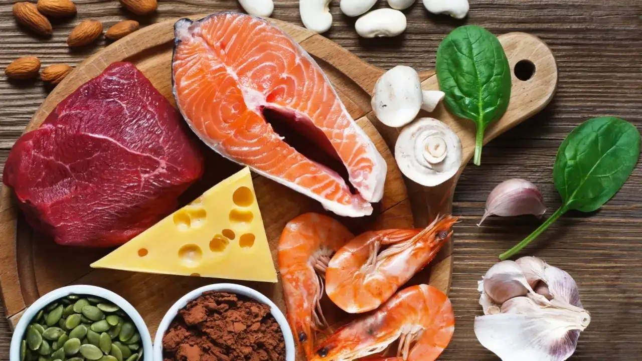 Carne roja, salm&oacute;n, camarones, queso y semillas de calabaza son excelentes zinc alimentos. Espinacas, champi&ntilde;ones y ajo tambi&eacute;n aportan.