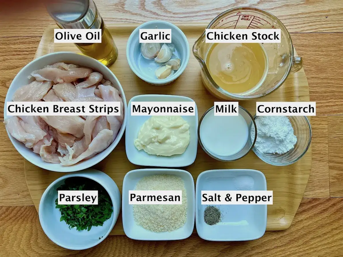 Ingredientes para un delicioso sauce blanco: tiras de pechuga de pollo, ajo, caldo de pollo, mayonesa, leche, maicena, perejil, parmesano, sal y pimienta.