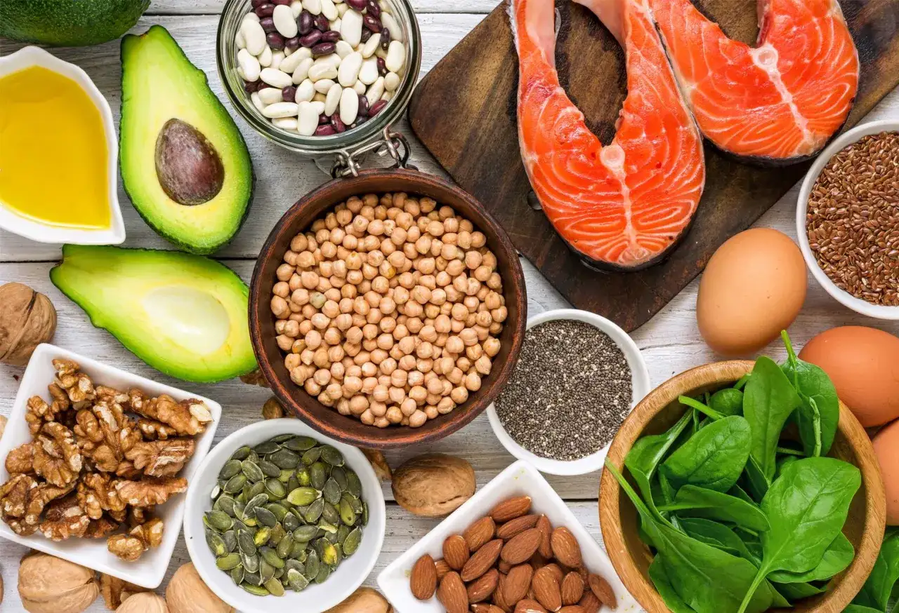 Salm&oacute;n, aguacate, nueces, semillas de ch&iacute;a y lino, huevos, espinacas y legumbres. Alimentos clave para evitar la falta de omega 3.