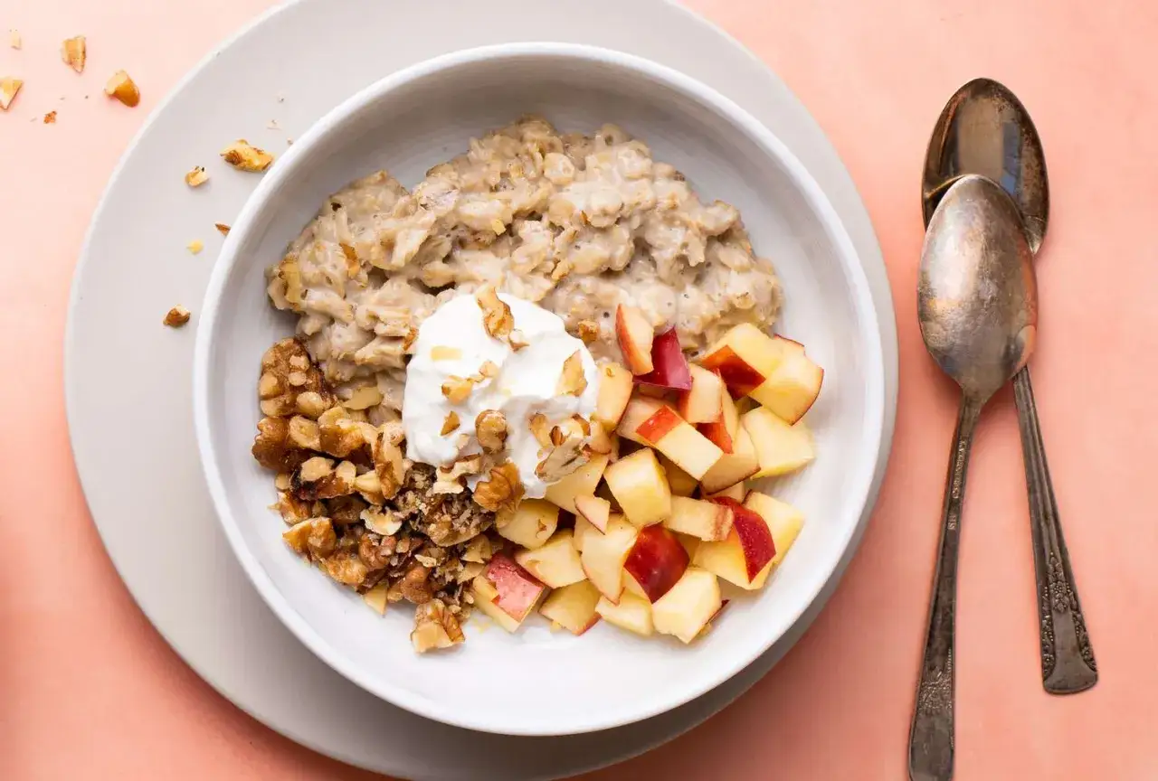 Un taz&oacute;n de avena cremoso con nueces picadas, trozos de manzana y una cucharada de yogur. Una deliciosa forma de saber como tomar avena.