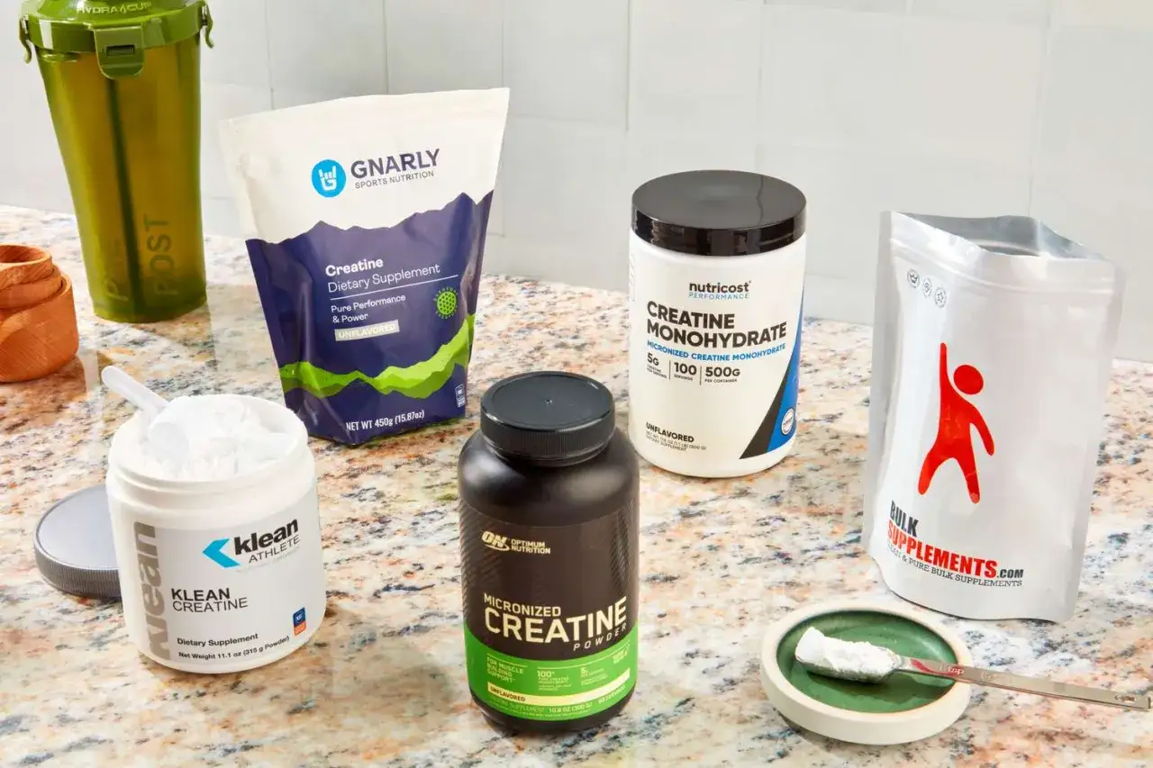 Variedad de tipos de creatina en polvo: monohidrato micronizado, de diferentes marcas como Klean Athlete, Optimum Nutrition y Nutricost.